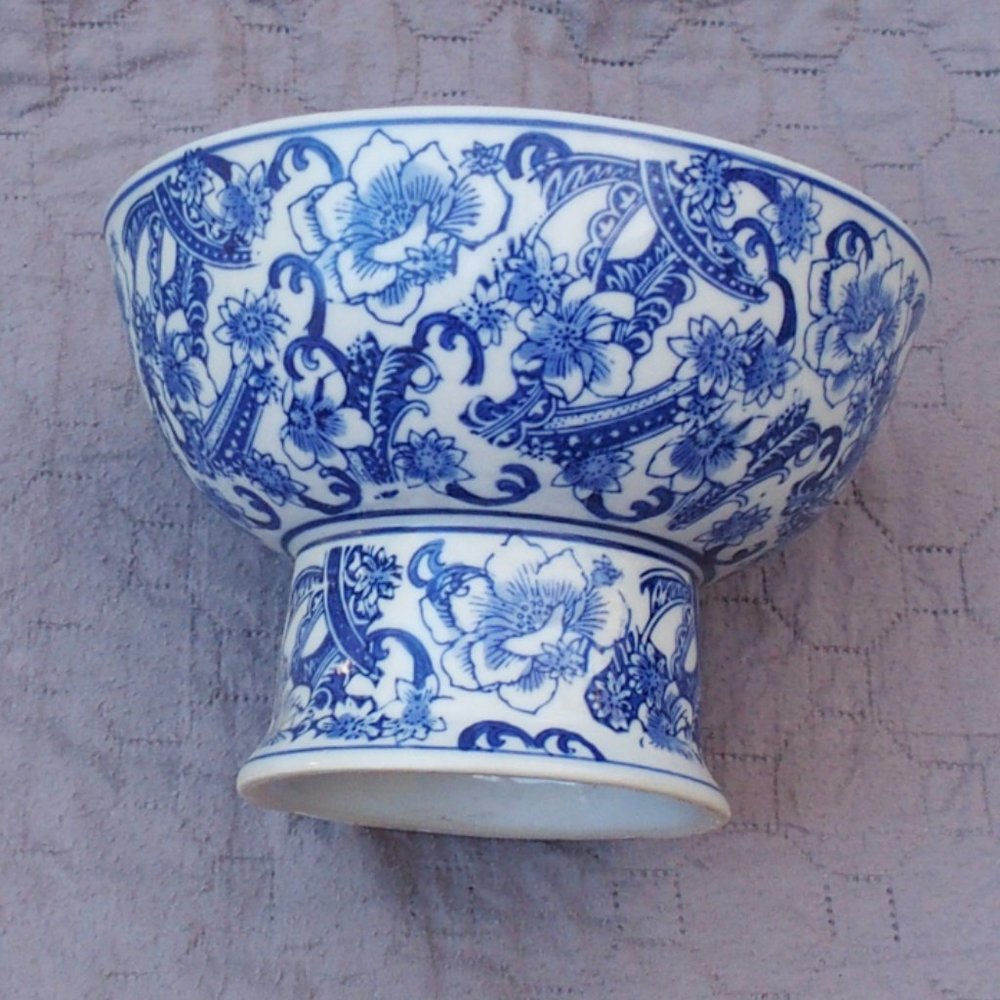 Blue porcelain bowl with base